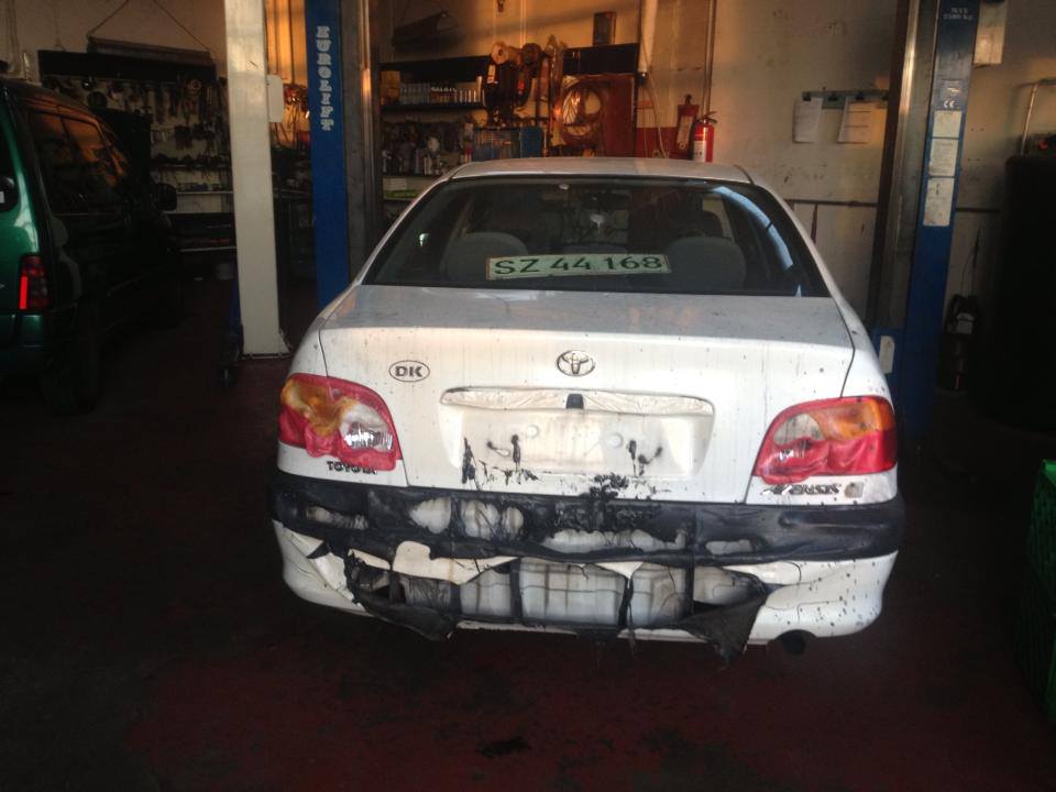 Toyota Avensis - Brandt bagside - Før reparation